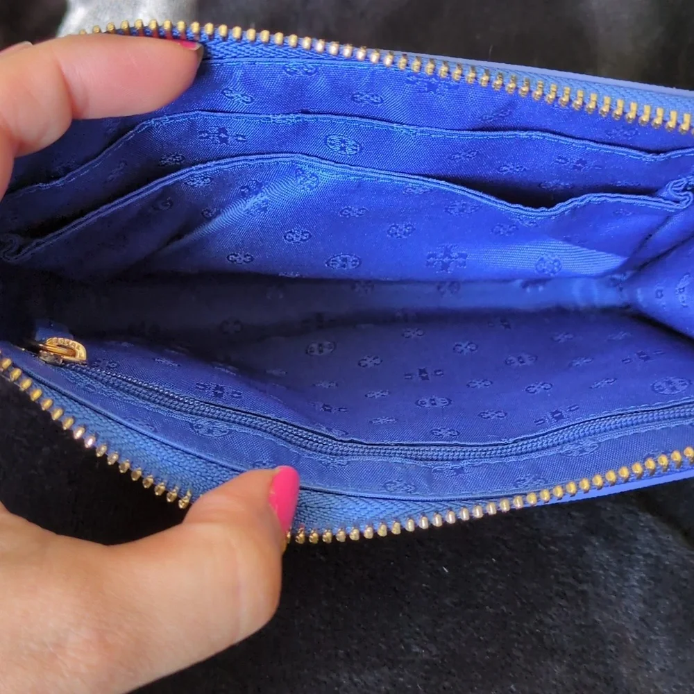 Tory Burch Robinson Pineapple Large Wristlet in Jewel Blue Saffiano leather.​